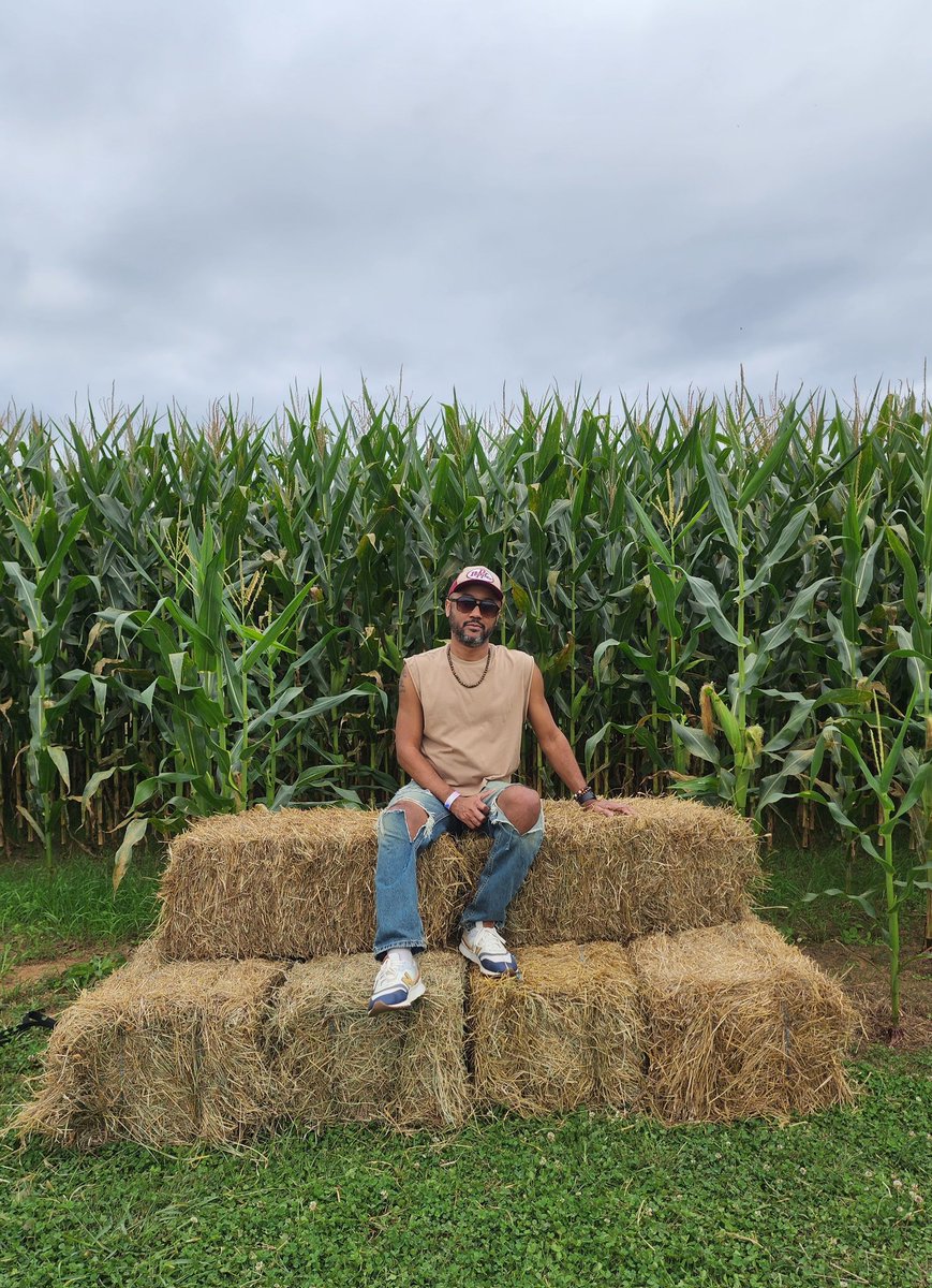 Cedric324's tweet photo. Lost in the maze, found in the fun. π½πΎ Today was a-maize-ing! #fallfestivities #cornmaze #weekendvibes https://t.co/grvswinRIR