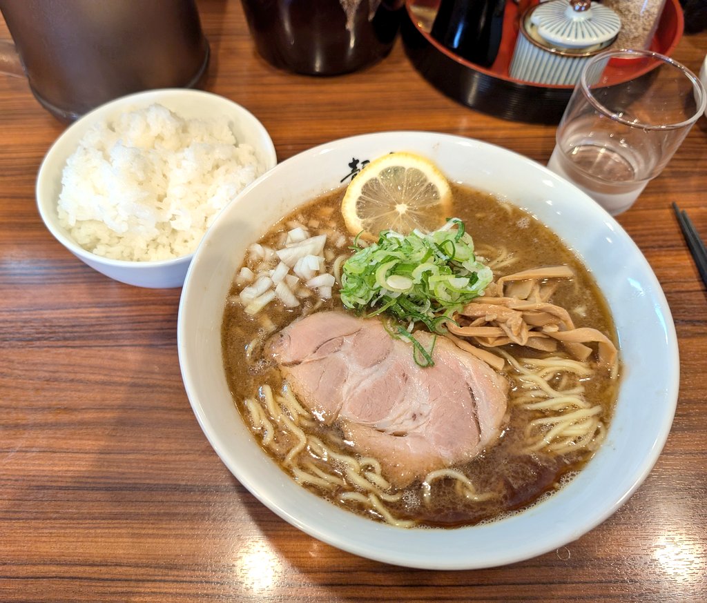 味わい亭さん
「秋刀魚節とんこつらーめん　大盛り」「めし」

お久しぶりの味わい亭さん
今年の秋刀魚節も美味しゅうございます🙇
隣の常連さんがネギトッピングしてたんだけどそれも美味しそうでした