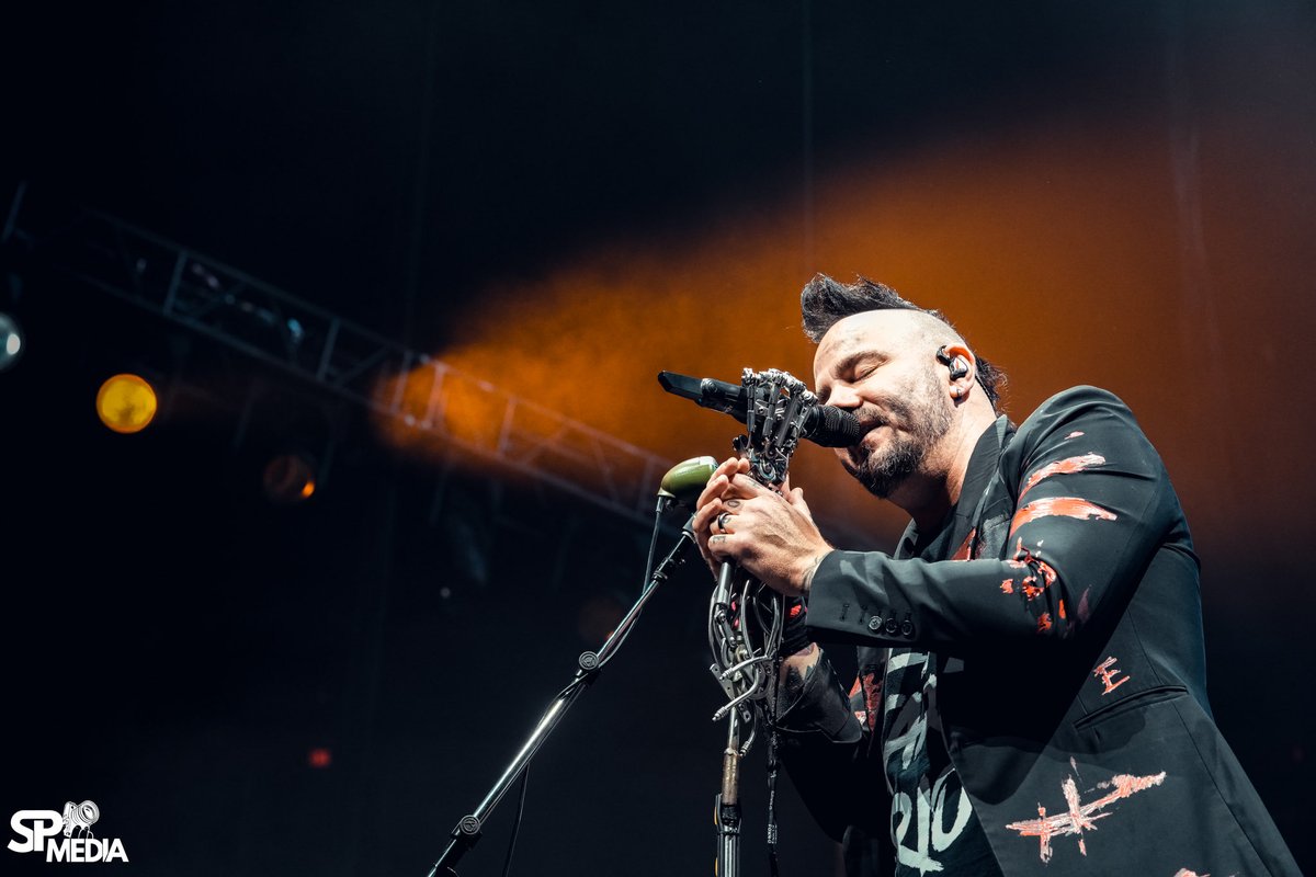 threedaysgrace's tweet image. Thanks for lighting it up for us, Fresno 💡🤘🤘

📷 @SPMediaAZ 

#ThreeDaysGrace #BreakingBenjamim #ReturnToDust #Fresno #California #USA