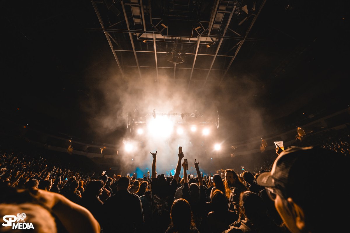 threedaysgrace's tweet image. Thanks for lighting it up for us, Fresno 💡🤘🤘

📷 @SPMediaAZ 

#ThreeDaysGrace #BreakingBenjamim #ReturnToDust #Fresno #California #USA