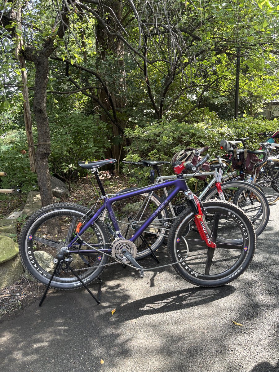 feebly_'s tweet photo. 中野 蓮華寺で開催のATBM(オールテラインバイクミーティング)にTREK OCLV 9800(90's) x Manitou Ti SX x Spinergy REV 26"で参加中
懐かしの名車もあり楽しい😃
#ATBM https://t.co/W6hBQYcaAd