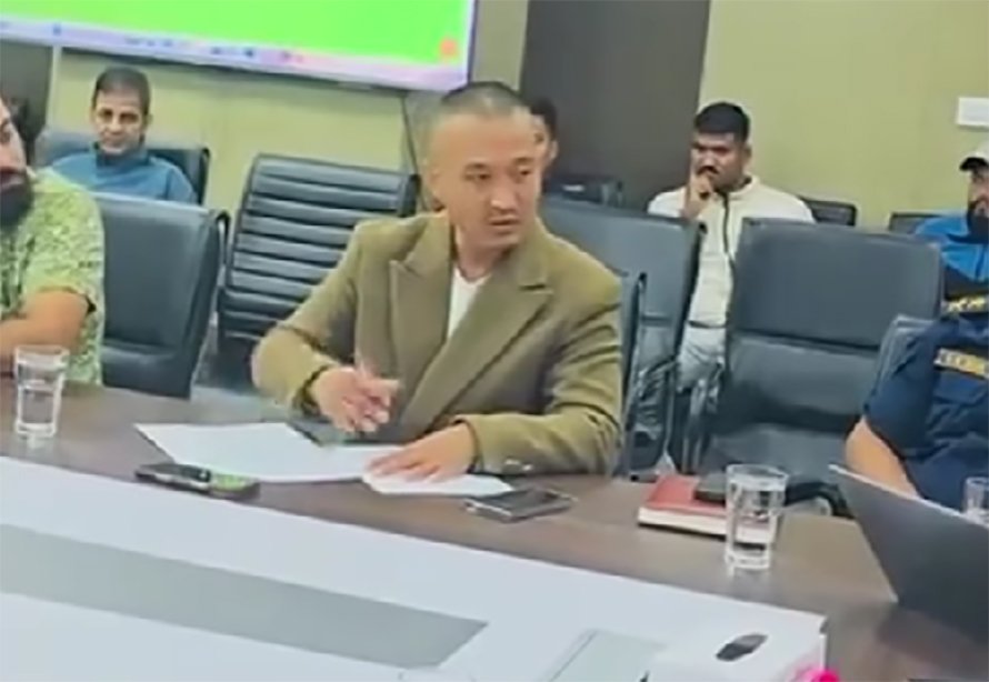न यो मान्छे Gen Z पुस्ताको हो? न सरकारी कर्मचारी हो? न मन्त्री हो? के औकातले विपद्‌को बैठकमा पुग्यो?
यो नौटंकी बन्द गराउनुस् शुशिला कार्की म्याम।