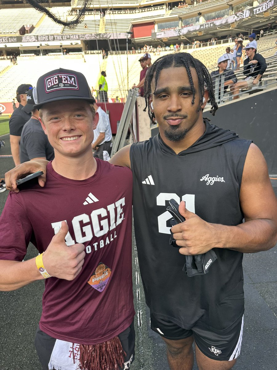 HadenPhilbeck44's tweet photo. Had a chance to meet one of my linebacker heros @TaureanYork5x before the Mississippi State game. #gigem 💪🏻#BTHOMISSISSIPPISTATE 
@AggieFootball @CoachAdamGaylor @landismorris_iv https://t.co/CvU0b7EzNh