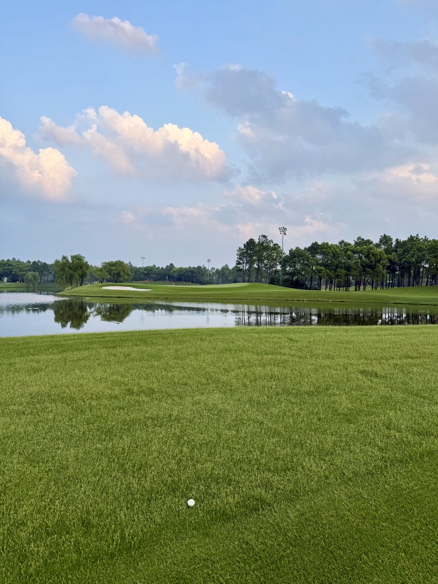 SamcPonsce's tweet image. 🏌️‍♀️スイングのひと振りで心が風のように軽くなり、グリーンの上で自分のリズムを取り戻す。