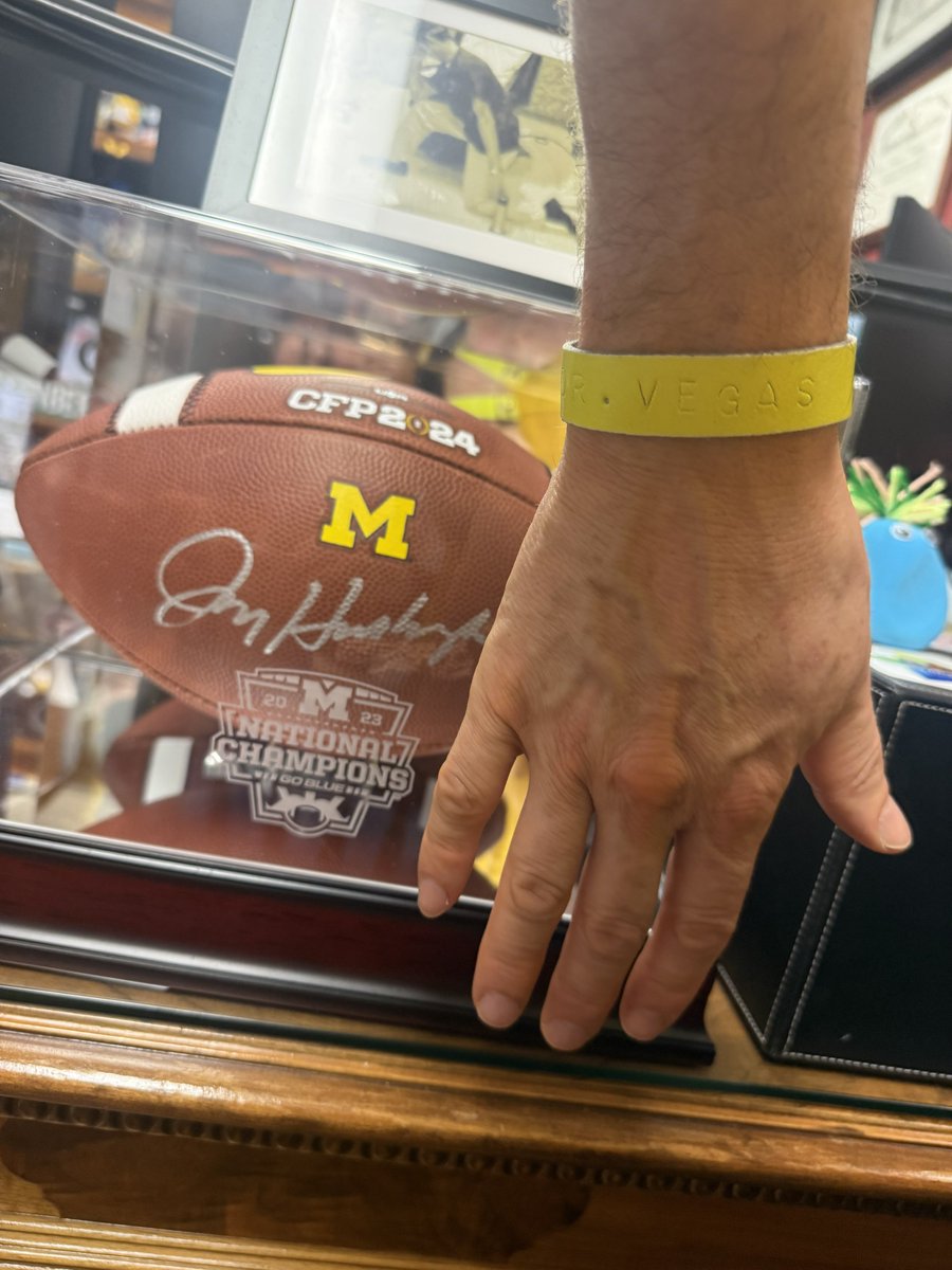 hlgreenberg's tweet photo. Celebrating an @UMichFootball 〽️🏈 win with ⚡️ Laser Hair Removal 💥@lvderm @dermbros #michigan #hairremoval #vegashairremoval #lvderm #drvegas #dermbros #LaserHairRemoval https://t.co/E5UBKJABNm