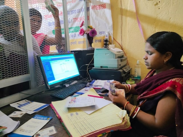 किसान का खाता खुले, पेंशन मिले, बीमा कटे, आधार लिंक हो…
सबका ठेका – CSP वाले भाई के नाम।
पर जब खुद बैंक मित्र पूछे – “मेरा मेहनताना?”
तो बैंक बोले – “अगली मीटिंग में विचार करेंगे।”
CSP चलाना अब सेवा नहीं, सेवा में टालमटोल का खेल हो गया है।