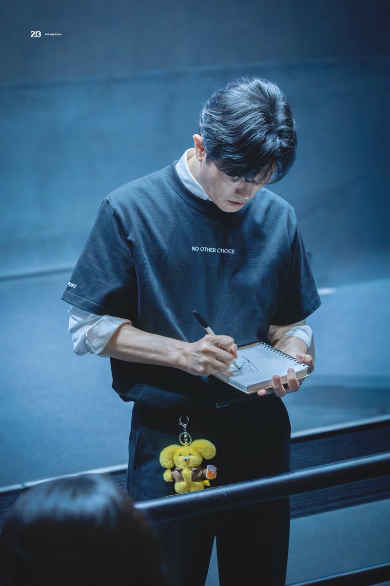 213__soon's tweet photo. 251003 어쩔수가없다 무대인사
#박희순 #ParkHeeSoon #어쩔수가없다 https://t.co/Q8hUMYW3kM