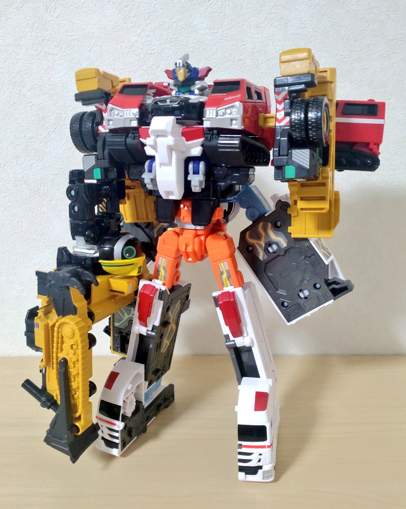 買った時にポリス含めた3体合体まではたどり着いたけどその頃に再販アナウンスもあったので追加パーツでさらに建機とかも含めた最強合体ジョブレイバーにもなれるのでは？と模索していた頃の写真