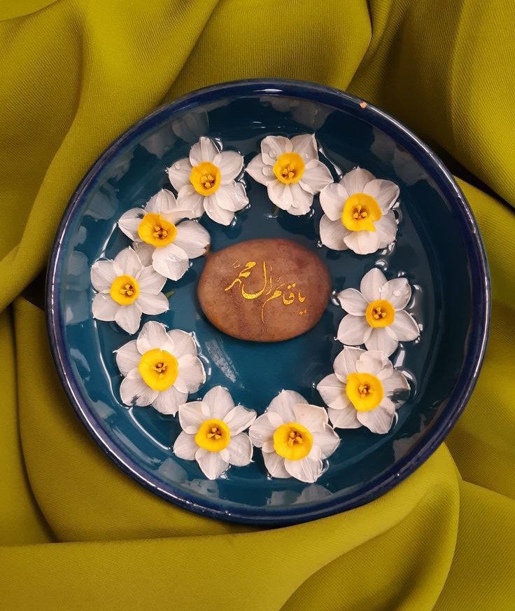 السَّلاَمُ عَلَيْكَ أَيُّهَا اَلْإِمَامُ اَلْوَحیدُ
و القَائِمُ الرَّشیدُ..
+سلام بر تو ای یگانه‌ی روزگار
و ای تنهاترینِ عالم؛
سلام بر تو
و بر روزی که برای هدایت و محبّت
قیام خواهی کرد!
#اللهم_عجل_لوليك_الفرج