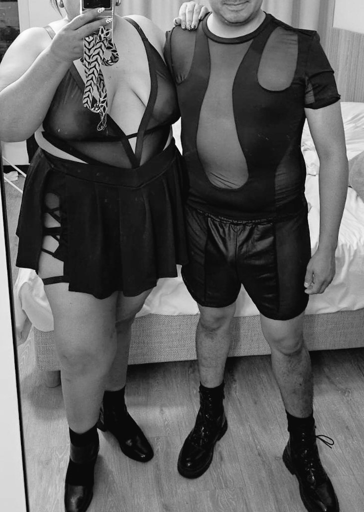 Hola chicos. Somos pareja de Saltillo, 37 y 35. Buscamos alguna pareja joven (25 años o menos, es una fantasía), para blitz, soft o si se da intercambio mañana domingo, previas cheves claro. Nos mandan mensaje.