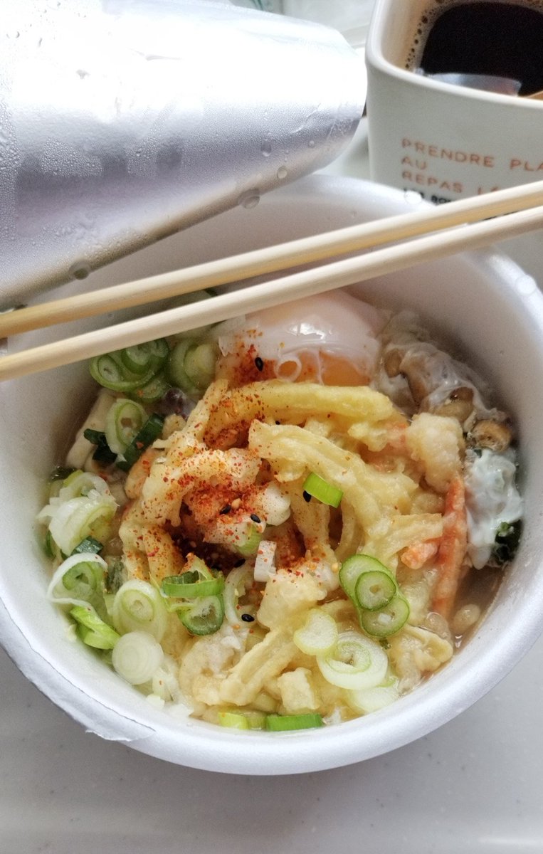 豪勢なカップうどん！
( ﾟ∀ﾟ)o彡°うどん！！うどん！！
