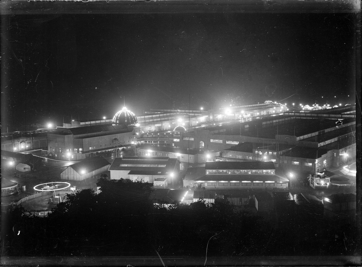 StephenClarkeNZ's tweet image. This is what I expected to find in the collection of a keen photographer living in Dunedin in the mid-1920s. The New Zealand and South Seas International Exhibition lit up at night on 1 May 1926 for Albert Percy Godber would have been like a moth to a flame. #LoganPark #Dunedin