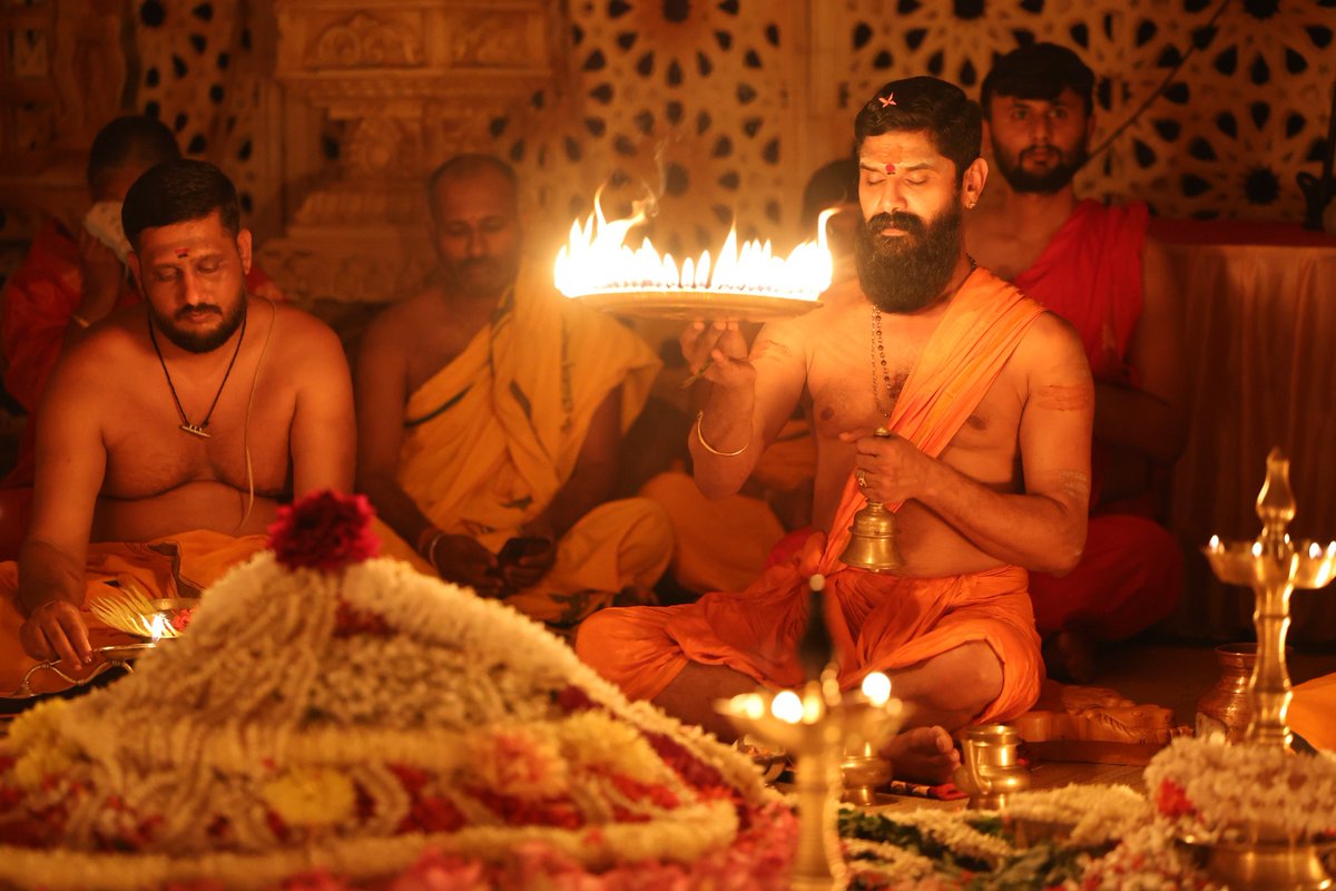 ShankaraPeetha's tweet photo. ವಿಶ್ವಾವಸು ಸಂವತ್ಸರದ #ನವರಾತ್ರ_ನಮಸ್ಯಾ - ದಿನ 12

ನವರಾತ್ರಿಯ ಪರ್ವಕಾಲದಲ್ಲಿ ಶ್ರೀರಾಮಚಂದ್ರಾಪುರಮಠದ ಪ್ರಧಾನ ದೇವತೆಗಳಲ್ಲೊಂದಾದ ಶ್ರೀರಾಜರಾಜೇಶ್ವರಿಯ ಮಹಾಸಮಾರಾಧನೆ

📍ಶ್ರೀರಾಘವೇಶ್ವರ ಭವನ, ಸಾಗರ
03-10-2025

#ನವರಾತ್ರ_ನಮಸ್ಯಾ #NavaratraNamasya #ನವರಾತ್ರಿ #ದಸರಾ #ಸಾಗರ #Navaratri #Navratri #Navaratra #Namasya https://t.co/sY5vwc4kGm