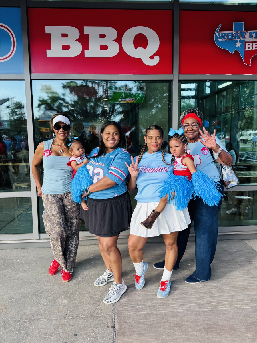 Houston we made it!!💙💙Game time!!Let’s Go Coogs!🐾<a href="/UHCougarFB/">Houston Football</a>