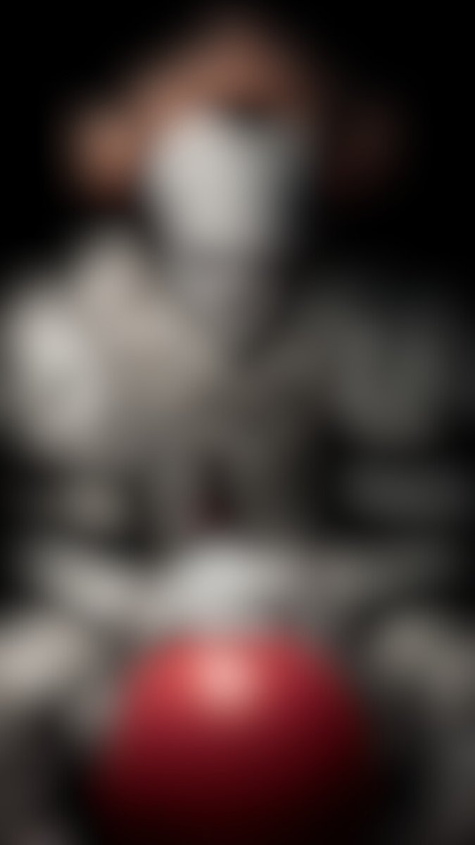 noirwish's tweet image. 💀 𝐄𝐦𝐩𝐞𝐜𝐞𝐦𝐨𝐬 𝐜𝐨𝐧 𝐞𝐥 𝐩𝐫𝐢𝐦𝐞𝐫 𝐣𝐮𝐞𝐠𝐨 𝐝𝐞 𝐥𝐚 𝐧𝐨𝐜𝐡𝐞... 🌑

La imagen está borrosa, pero los valientes sabrán reconocerlo 👁️‍🗨️
¿Quién crees que es? 🔪

#SpookySelina #PumpkinVibes 🎃