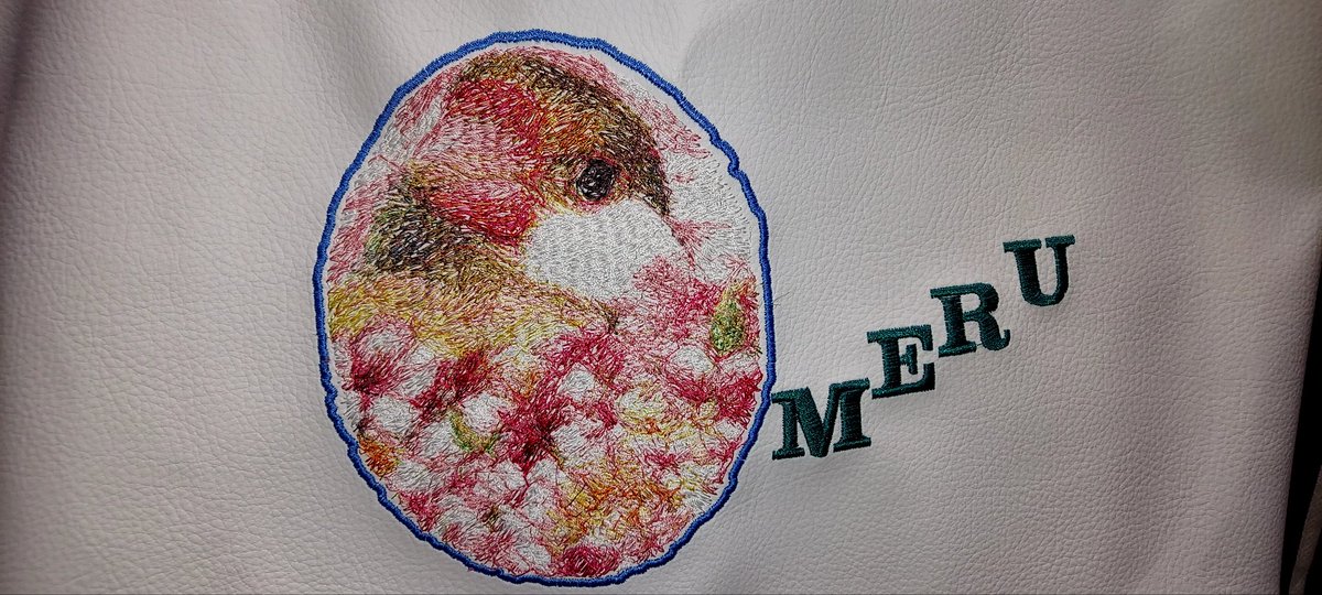AkemiInko's tweet photo. オーダー文鳥トートバッグ
小柄なフォロワーさんだと知りつつ
ちょっとデカめなのを作ってしまったので
作り直した😅
イラストの文鳥ちゃん🐥を刺しゅうデータにして
ミシン刺繍しました🥰
かわいく出来た❤
 #ハンドメイド  #写真から刺繍 https://t.co/O2SLAiCszd