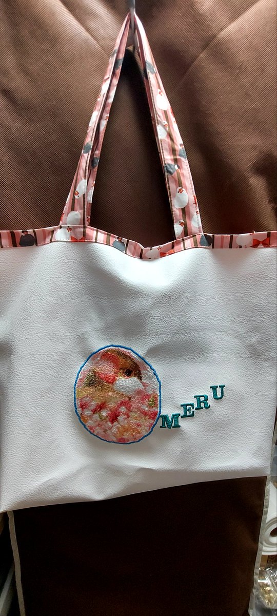 AkemiInko's tweet photo. オーダー文鳥トートバッグ
小柄なフォロワーさんだと知りつつ
ちょっとデカめなのを作ってしまったので
作り直した😅
イラストの文鳥ちゃん🐥を刺しゅうデータにして
ミシン刺繍しました🥰
かわいく出来た❤
 #ハンドメイド  #写真から刺繍 https://t.co/O2SLAiCszd