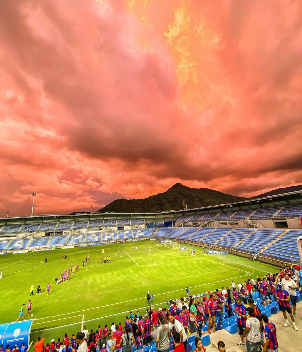 Tremenda la postal del atardecer samario en el sector donde está ubicado el Sierra Nevada. 🤯😍🤯

📸: Jeison Barros