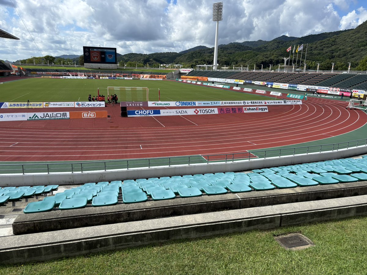 今日のアウェイ山口戦です

今日のアウェイ席も完売してます。
入り口入ってすぐのブロックを応援の中心とします。
メイン側・バック側全てのサガン鳥栖サポーターで熱い応援をしましょう！

今日もよろしくお願いします！
#サガン鳥栖 #ONEHEART