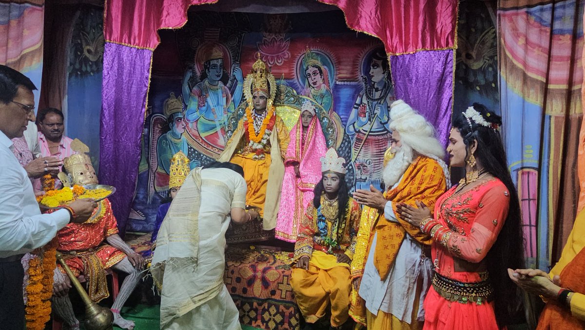 SumitraBJPMP's tweet image. श्री गिरिजा शंकर मंदिर रामलीला समिति बाई का बगीचा, घमापुर, जबलपुर द्वारा रामलीला मंच कार्यक्रम मे श्री रामचंद्र जी का राज्यअभिषेक करने का सौभाग्य प्राप्त हुआ।