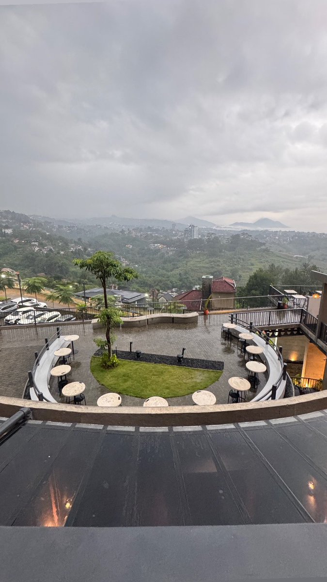 happy weekend girlsssss&lt;3 🌿 may your charts be as green as this mountain and your coffee strong enough to survive monday😆👍🏻