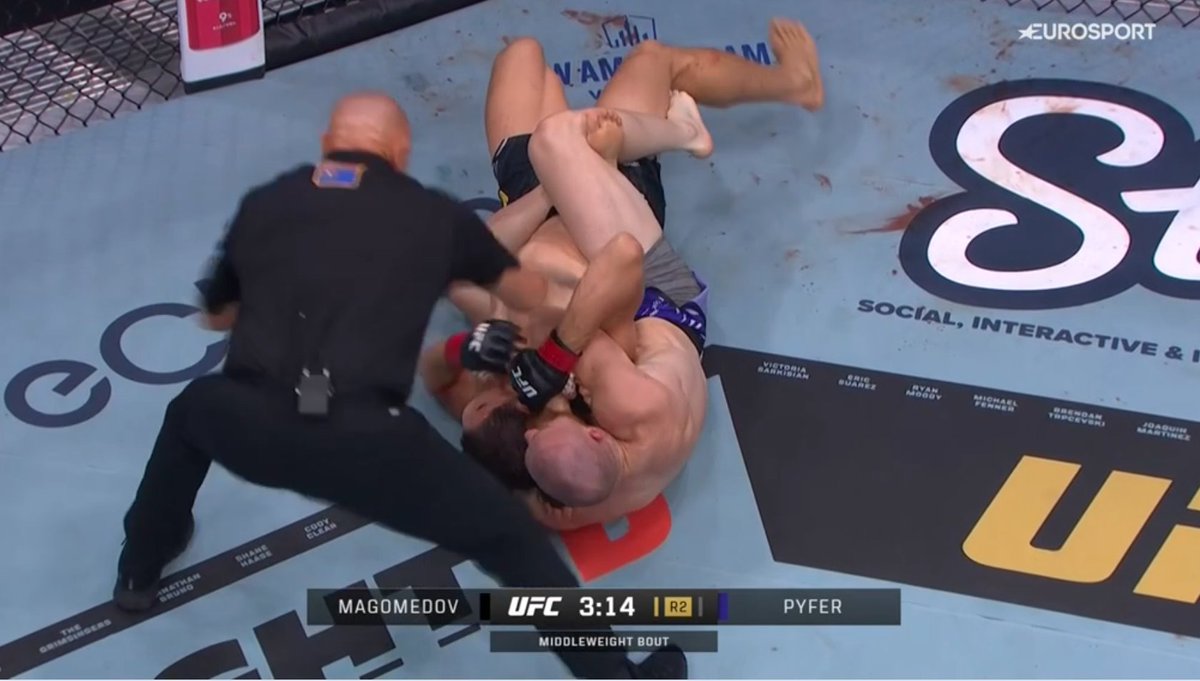 CocandoTheBall's tweet image. 🚨 RESULTADO OFICIAL – UFC 320 🚨

🇺🇸 Joe Pyfer finalizou 🇩🇪 Abus Magomedov no 2° round, garantindo mais uma vitória dominante!

🔥 Olho nele, porque o hype é real!

1 Resto do mundo x 0 Daguestão.

#UFC320 #JoePyfer #PesoMédio #Finalização #UFCBR #MMA