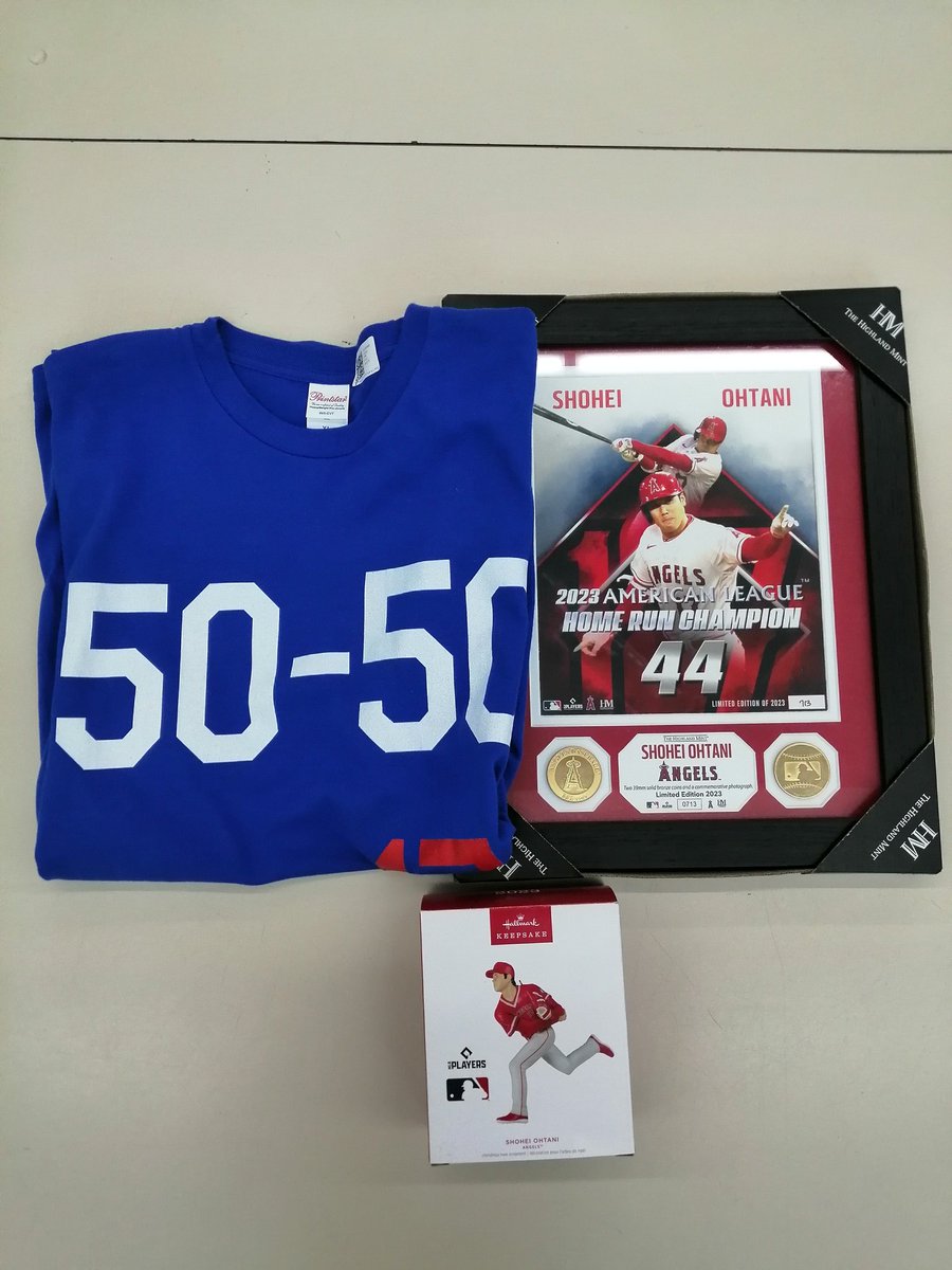 off_sawata's tweet photo. #オフハウス佐渡佐和田店 #大谷翔平
大谷翔平選手グッズ、買い取らせていただきました😊
ホールマーク製 エンゼルス時代のピッチャーフィギュア
ハイランドミント社 2023ホームラン王達成記念のダブルコインフォト
そしてみんな大好き50-50のTシャツ！
これからも大記録が見たいです☺️ https://t.co/V1rk4mR4Gt