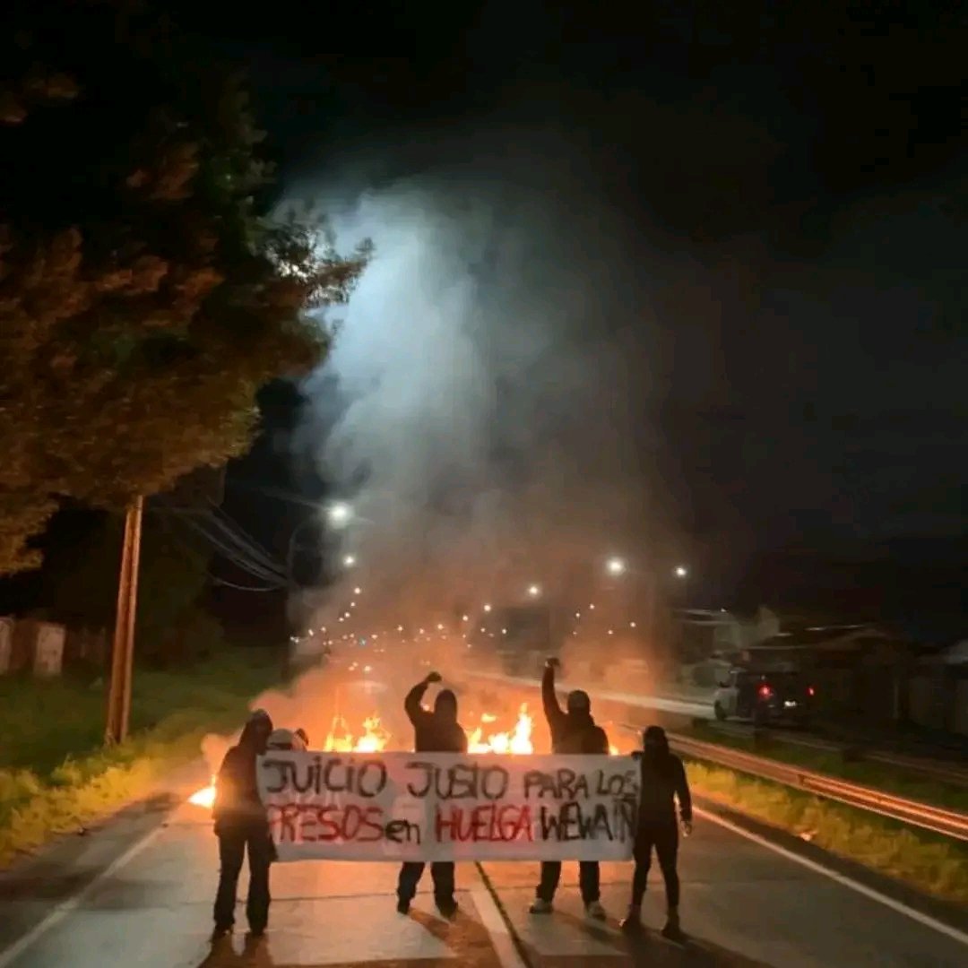 NikolayOCDC's tweet image. 🔴#CONCEPCIÓN Corte de ruta Concepción en Villa San Francisco( a 1 kilómetro de la cárcel El Manzano ccp) en apoyo a los presos políticos mapuches en huelga de hambre :José Millalen, Dago Queipul y ppm Caso Quilleco  injustamente prisioneros por el estado chileno.