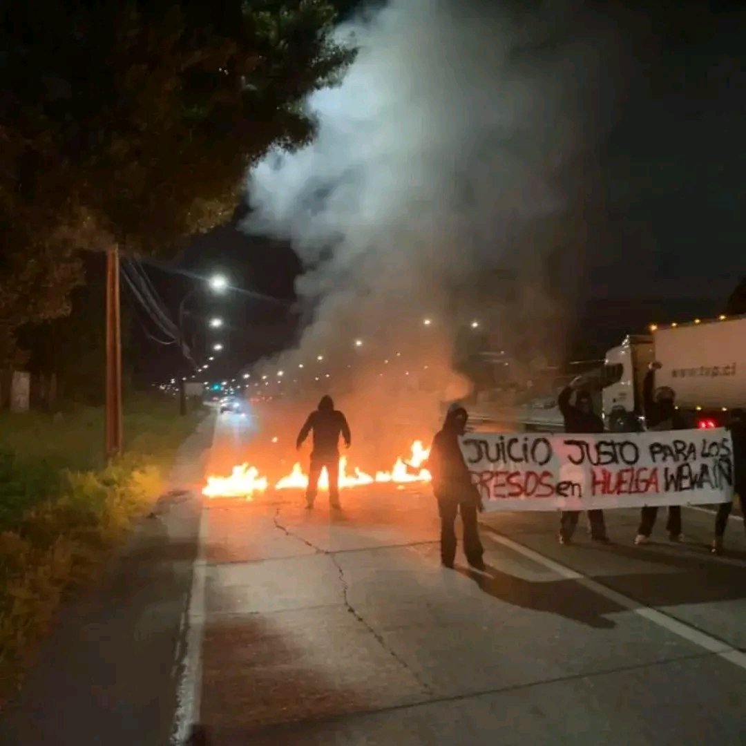 NikolayOCDC's tweet image. 🔴#CONCEPCIÓN Corte de ruta Concepción en Villa San Francisco( a 1 kilómetro de la cárcel El Manzano ccp) en apoyo a los presos políticos mapuches en huelga de hambre :José Millalen, Dago Queipul y ppm Caso Quilleco  injustamente prisioneros por el estado chileno.