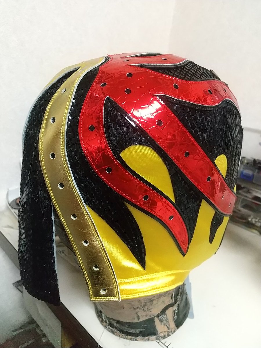 タコヤキーダー選手の新しいマスク。
試合用とプライベート用
子供たちに益々人気のタコヤキーダー選手。これからもずっと王子様の活躍を願っています。
#大阪プロレス
#タコヤキーダー