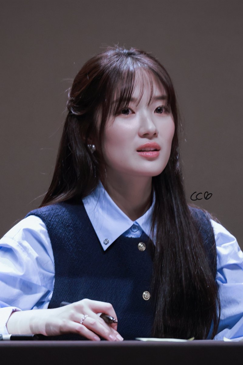 c062784's tweet photo. 250928 프롬 팬싸인회

심장아 살려줘~~💥

 #김혜윤 #KimHyeYoon https://t.co/Vyw5QcuAvS