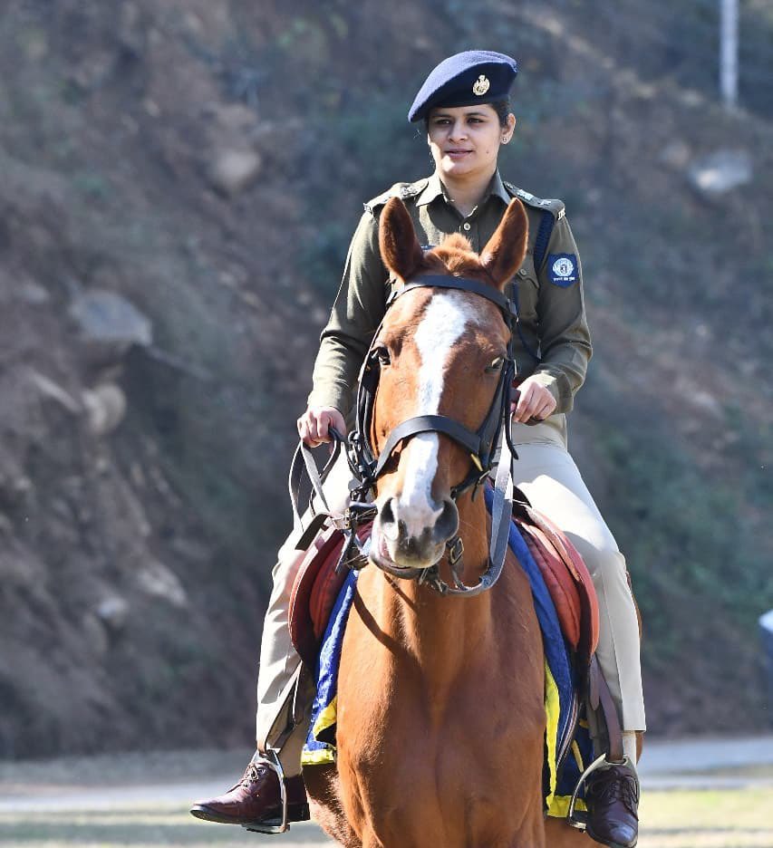 “हिम्मत ने हदें तोड़ी, शालिनी बनी मिसाल”👮🏻

शालिनी अग्निहोत्री एक बस कंडक्टर की बेटी, जिसने हालात नहीं इरादे देखे!
पैसों की तंगी थी लेकिन हिम्मत की कमी नहीं।

घर में किसी को बताए बिना online class और self study से UPSC की तैयारी की। और पहले ही प्रयास में 285  रैंक के साथ IPS