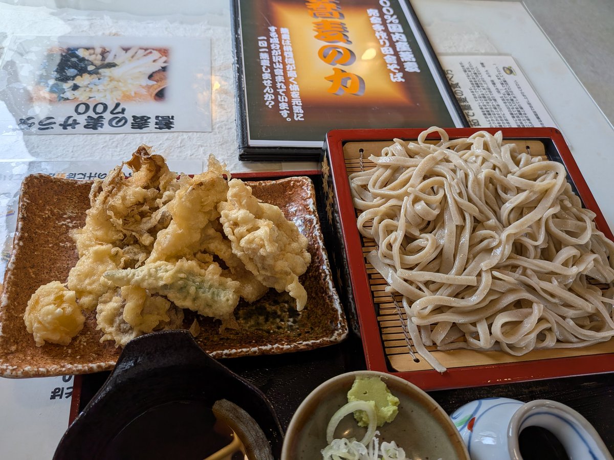 seominami's tweet photo. #手打ちそば吉田家 #幸手ランチ #久喜ランチ 秋天もりの実物です。栗の天ぷらは宝物〜！ https://t.co/X0hGMyMIlC