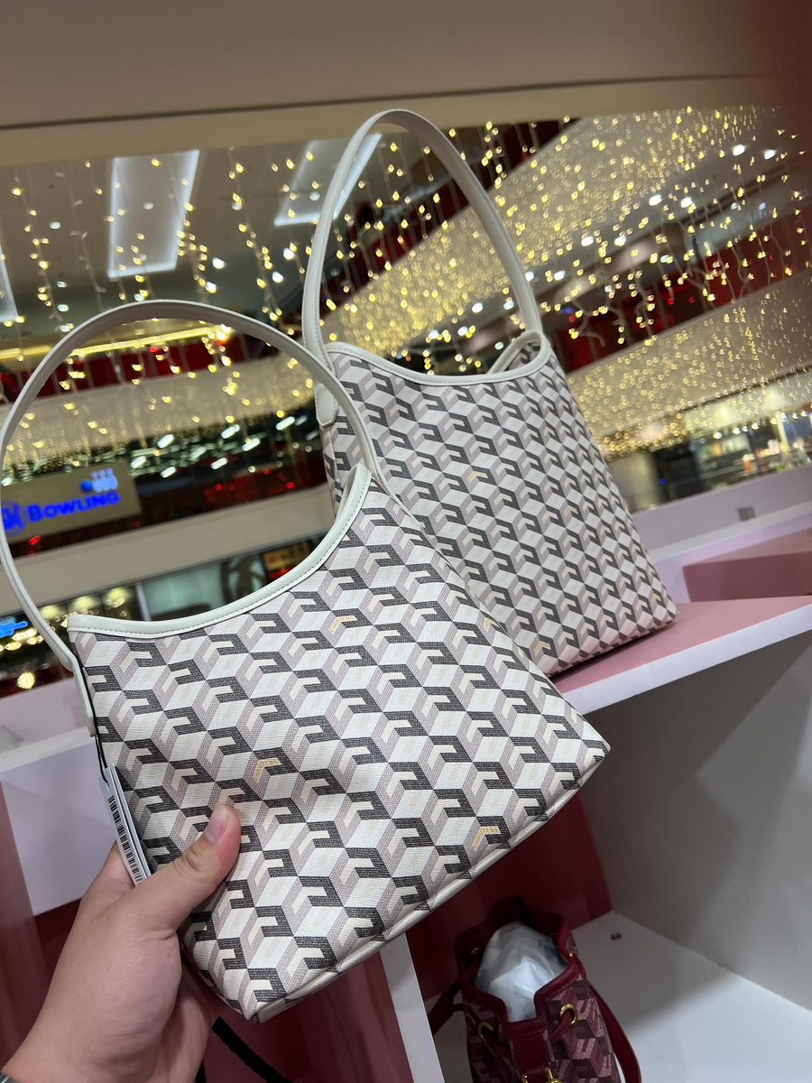 0719tkk's tweet photo. CHRISTY NG PASABUY!!! 👜

@ sm megamall today 

srp + ₱150 (pasabuy fee) only

📍Pasig or Valenzuela
🚚 lalamove or jnt ! https://t.co/ETjdPZg0rL