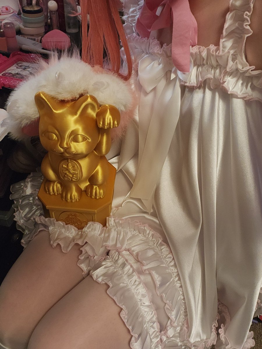 // Friends dragged me to a Halloween costume competition thing and I won as kitty Aira LMAOO