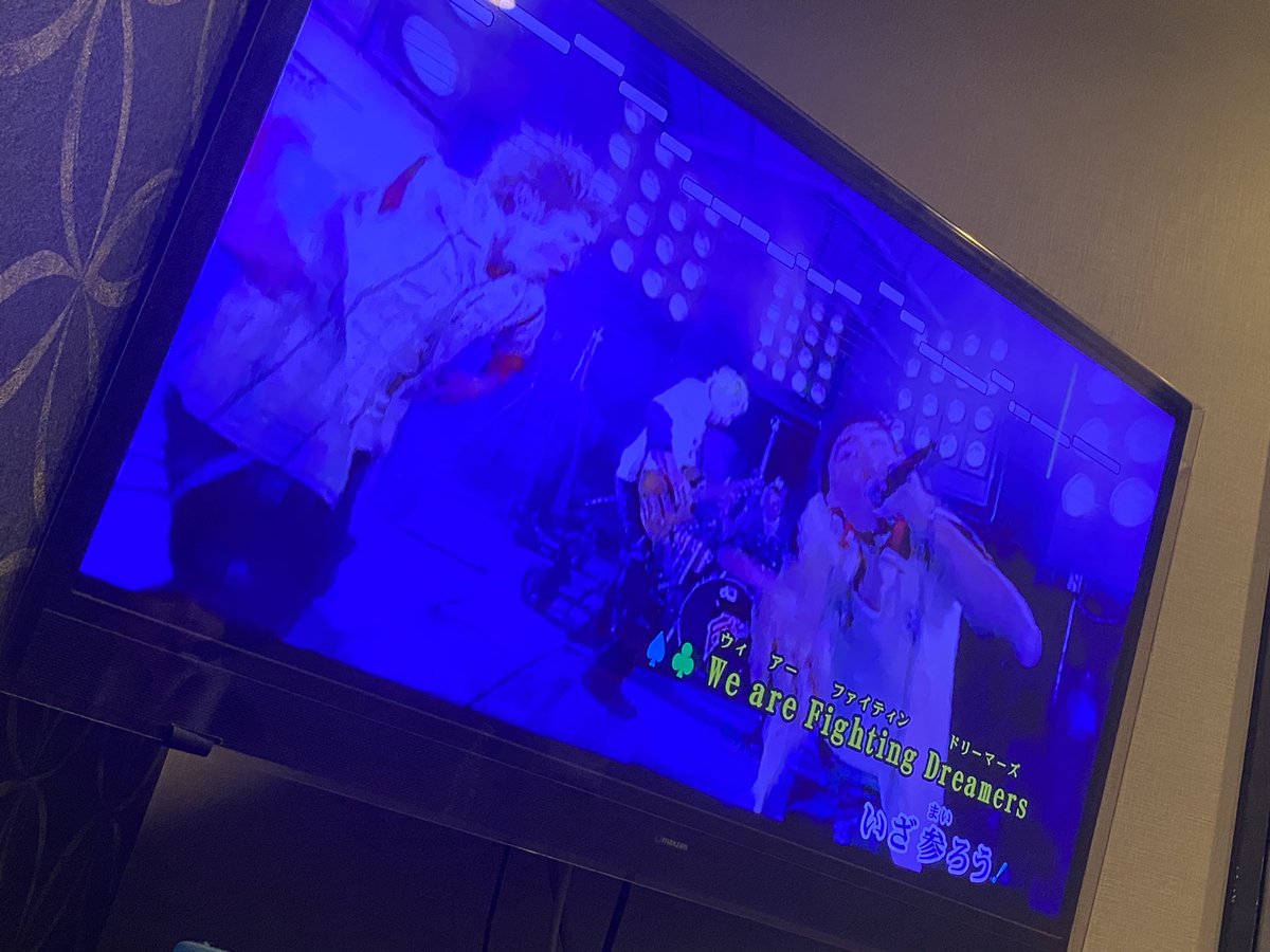 平成のカラオケしてる🎤