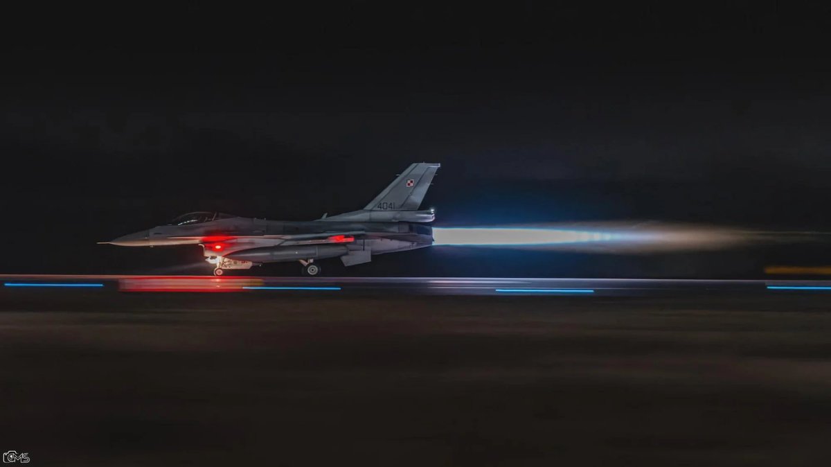 L_ThinkTank's tweet photo. [ 🇷🇺 RUSSIE | 🇵🇱 POLOGNE | 🇺🇦 UKRAINE ]    

🔸 Le commandement opérationnel des forces armées polonaises indique que les avions polonais et alliés ont décollé en raison de l'activité de l'aviation russe à long rayon d'action et des drones d'attaque dans l'espace aérien au-dessus de l'Ukraine, ajoutant que les avions de chasse opèrent intensément dans l'espace aérien polonais, tandis que les systèmes de défense aérienne au sol et de reconnaissance radar ont atteint leur plus haut niveau de préparation dans toute la Pologne.