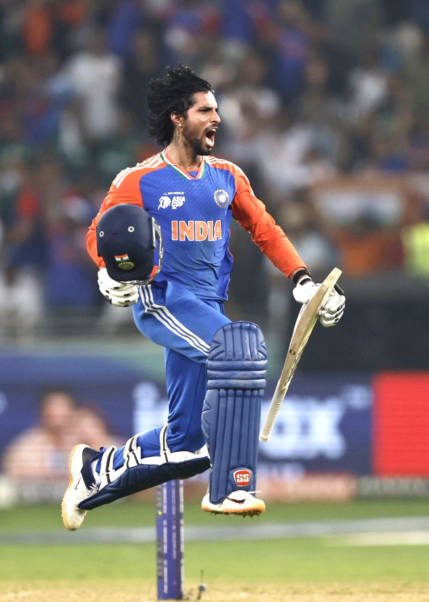 सोचिए, अगर आपके पास सेंचुरी बनाने का टैलेंट हो,लेकिन बल्ला खरीदने के पैसे न हों....
यही हाल था तिलक वर्मा का।

हैदराबाद के एक साधारण परिवार से आने वाले तिलक के पिता बिजली का काम करते थे,रात के 3:30 बजे उठकर घर के लिए मेहनत करने निकल जाते थे।

इसी बीच एक दिन कोच सलाम बयास ने 11