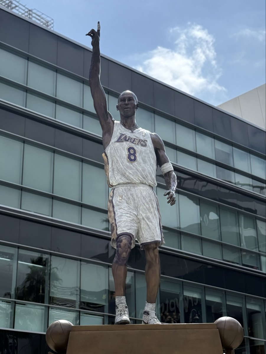 HardPressedShop's tweet photo. Last weekend outside of Staples… I mean Crypto Arena

 #dtla #KobeBryant #magicjohnson #shaquileoneal #Lakers https://t.co/WQMi3RNQEQ