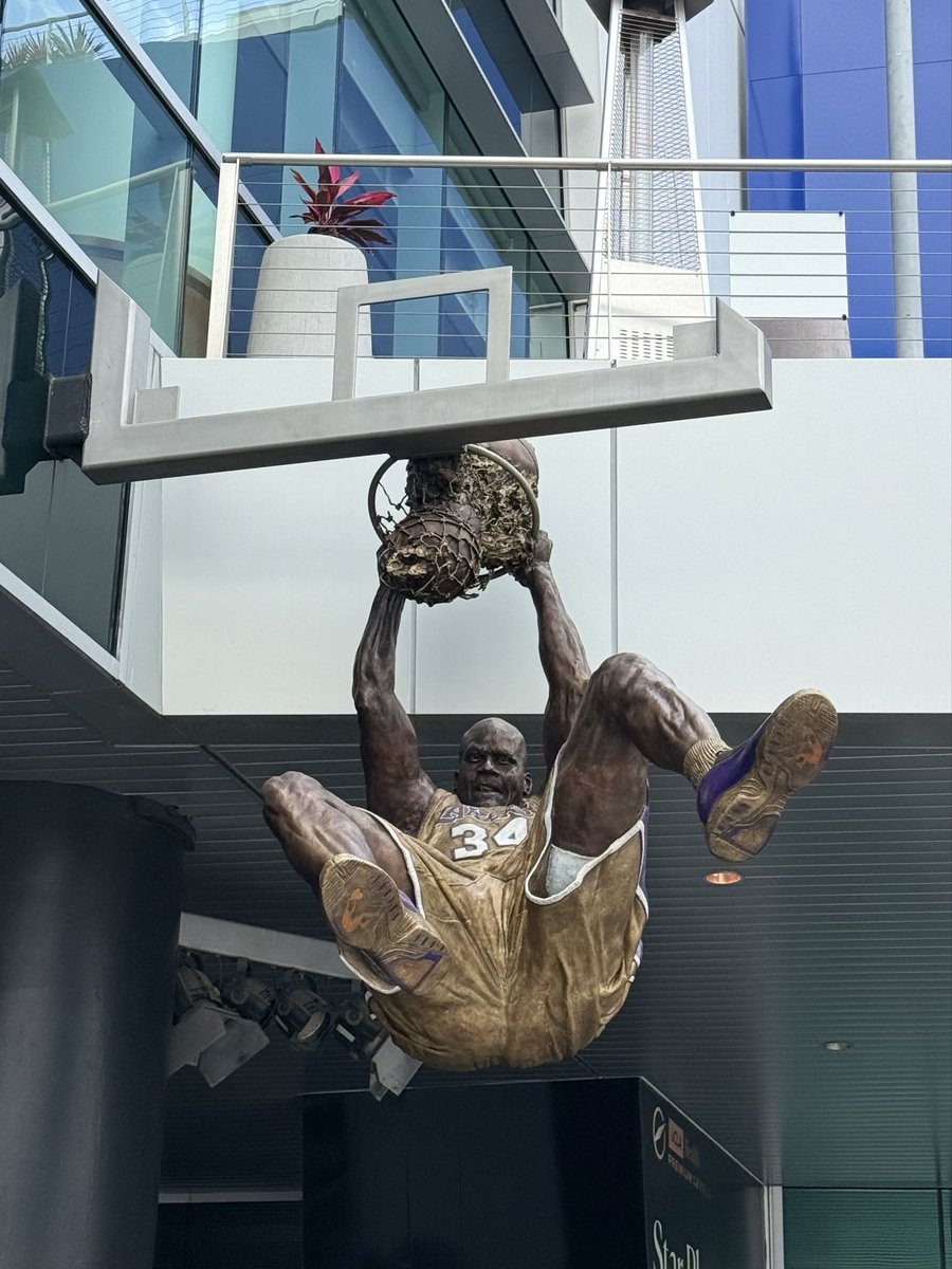 HardPressedShop's tweet photo. Last weekend outside of Staples… I mean Crypto Arena

 #dtla #KobeBryant #magicjohnson #shaquileoneal #Lakers https://t.co/WQMi3RNQEQ