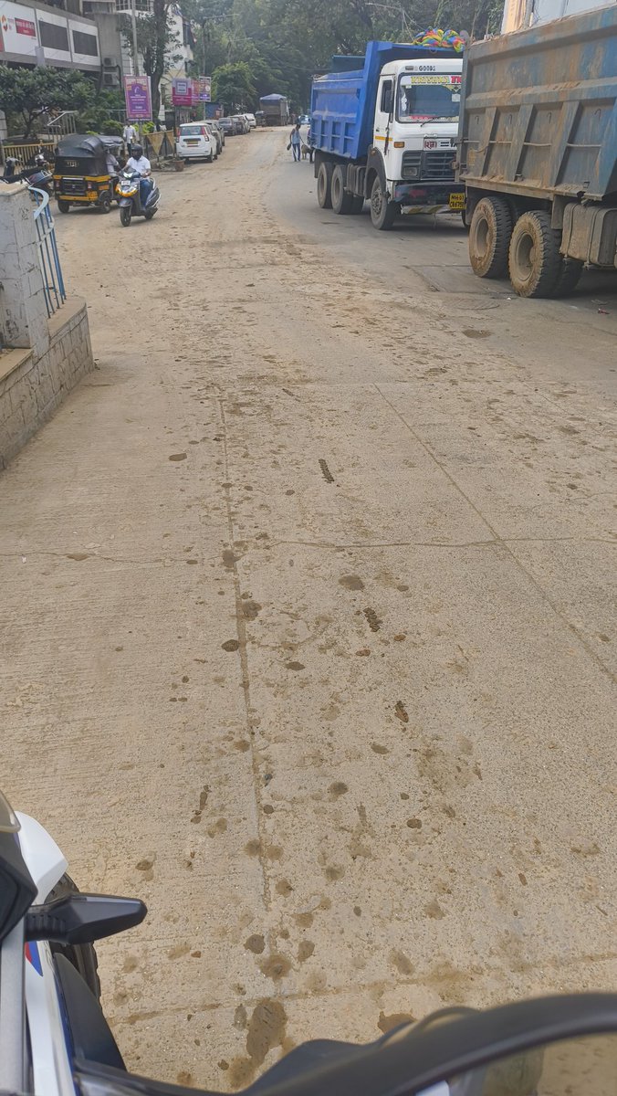 Nav_In_Sights's tweet photo. Same old problem continues @RustomjeeSpaces Cresent.
At 6.45am workers hopelessly scrubbing the road outside, damage has already been done all over Khar Pali up until linking road.
@mybmc @mybmcWardHW this is PERMANENT damage and THE SINGLE biggest cause of dust pollution. https://t.co/7rMRcGag4m