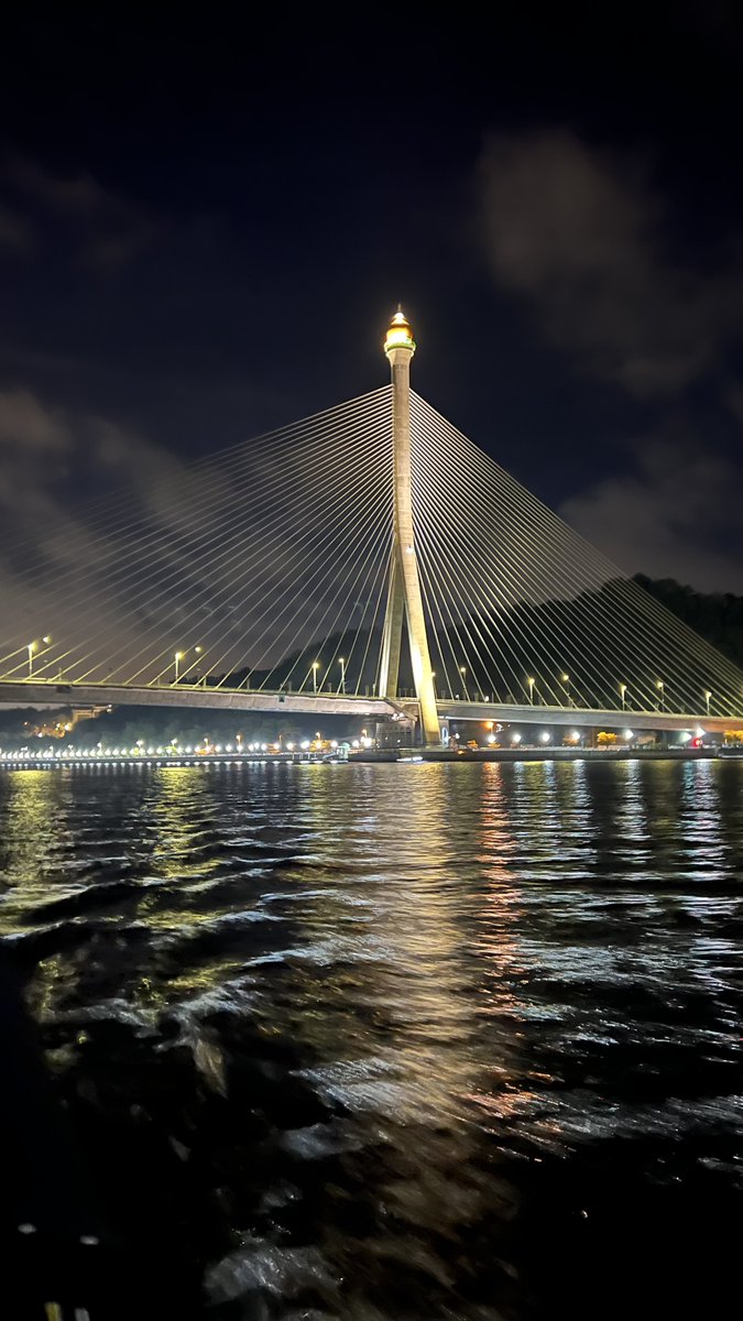 سلطنة بروناي دار السلام تقع على الساحل الشمالي لجزيرة بورنيو في جنوب شرق آسيا وتضم بروناي الكثير من المساجد والمتاحف ويوجد فيها الغابات الاستوائيّة الخضراء ومجموعة متنوعة من الحيوانات والنباتات وثروات التراث الثقافي ومنتزهات ومواقع تاريخية  والقصور الملكيّة والمراكز الثقافيّة