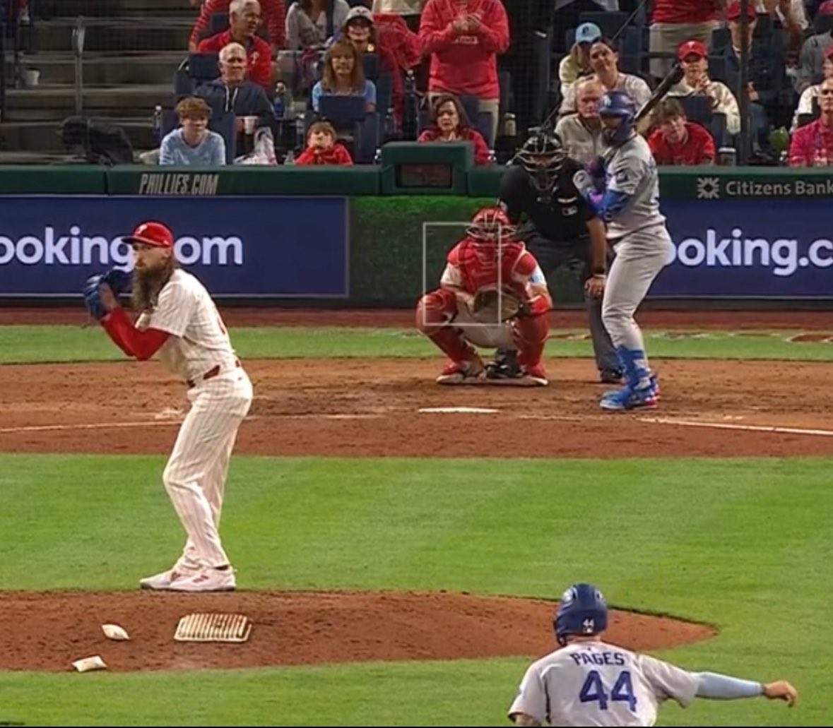 beisboltimes's tweet photo. El béisbol también se juega en las bases, y no precisamente corriendo:

El pitcher Strahm se descuida y muestra el agarre del lanzamiento

Pages, que está en segunda base, se da cuenta y le avisa a Teoscar que le van a lanzar recta

Teoscar pega cuadrangular y voltea el juego… https://t.co/uq37ou3rlJ