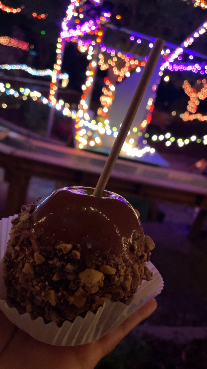 code_sheready's tweet image. my first caramel apple 🤤