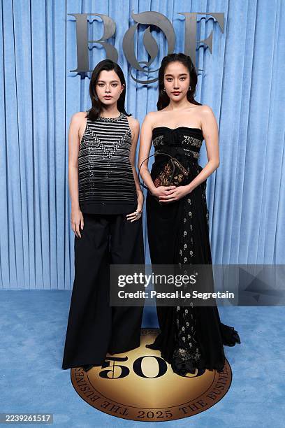 AllNews_th's tweet photo. สะกดทุกสายตา! "ฟรีน-เบ็คกี้" กับความสวย ในงาน The Business of Fashion Top 500 Gala 2025 ณ กรุงปารีส

SAROCHA REBECCA AT BOF500GALA

#FreenBeckyBoFClassof2025
#FreenIsBoFClassof2025
#BeckyIsBoFClassof2025
#srchafreen‌ #Beckysangels 
#BoF500Gala 

วงการแฟชั่นไทยกำลังได้รับการจับตามองอย่างมาก เมื่อสองสาว "ฟรีน สโรชา" @srchafreen และ "เบ็คกี้ รีเบคก้า" @AngelssBecky ได้รับเกียรติให้เข้าร่วมงาน The Business of Fashion Top 500 Gala 2025 งานกาล่าที่รวบรวมเหล่าผู้นำและดีไซเนอร์ระดับโลก พร้อมทั้งคนดังทรงอิทธิพลในวงการแฟชั่น ณ โรงแรมแชงกรี-ลา ปารีส ในวันที่ 4 ตุลาคม 2568 เวลา 20:00 น. ตามเวลาท้องถิ่น

ฟรีน สโรชา และ เบ็คกี้ รีเบคก้า สองสาวไทยที่ได้รับเลือกให้ติดหนึ่งในลิสต์ The Business of Fashion Top 500 ประจำปี 2025 ในหมวด Models & Muses ซึ่งเป็นเครื่องหมายยืนยันถึงความโดดเด่นและความสามารถที่เหนือระดับของพวกเธอในวงการแฟชั่นระดับโลก