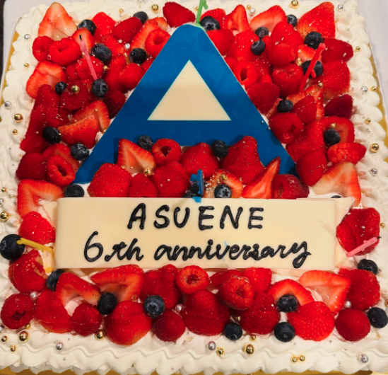 Nishiwada_Kohei's tweet photo. 【アスエネ6周年記念、7年目の新Phaseに突入🎉】
2025年10月2日をもって、アスエネは創業から無事6周年を迎えることができました！ここまで一緒にビジネスを推進したり、我々のサービスをご利用いただいているすべてのお客様、パートナー、サポーター、株主、そして全てのアスエネメンバーやその家族に、心から感謝しています。

もしかしたらアスエネは順風満帆に成長し続けているように見えるかもしれません。しかし、実際の起業→急成長のプロセスは、非常に泥臭い実行の積み重ねと、毎年・毎月ハードシングスの嵐です。毎週社内でメンバーと「今週も激しかった…！」と話しながら、圧倒的なスピードを目指して実行し続けているのが我々スタートアップの実情です。

起業から6年間の振り返りやハードシングスと想い、そして7年目の今後の抱負も含めてNOTEを更新しましたので、是非よろしければ一読いただけると助かります！7年目も"挑戦と急成長"を掲げて進撃していきます。

最後に、今月Forbes Japanと共同で「NEXT GX STREAM」を出版します。10月16日に発売・購入できる形となりますので、GXランキング、著名人や脱炭素有識者や投資家のインタビュー、Mr.Children音楽プロデューサーの小林武史氏との対談など、非常に面白いコンテンツが盛り沢山のため、是非予約＆購入もおねがいしますm(_ _)m

①NOTE：「アスエネ6周年記念、過去のハードシングスとメガベンチャーへ」
https://t.co/0bVJ6qkI2u

②Forbes Japanと共同出版"NEXT GX STREAM"
https://t.co/cLXxYySNYk...

------NOTE文章 一部抜粋-----
6年間、ハードシングスの連続

ハードシングスは毎年・毎月ふりかかってきます。
2019年10月、アスエネを起業。
大志を抱きながら、三井物産で働いていた給与を約¼に減らしてスタートしました。

サービスが売れなければ家族が路頭に迷う可能性もある中でリスクを取り、起業のワクワクと売れない不安が入り混じった感覚の中、毎日徹底的に泥臭く実行し続けてきました。
1年目が終わる時の正社員は私1名。

2020-2021年。最初は、再エネ特化の電力サービスをローンチし、順調にお客様が増えてメンバーも増えてきた中で、電力危機が発生。

電力の買値が急激に高騰し、ヘッジ策を取っていたものの、実際に起きると周りの新電力会社が倒産していく。
「売れば売るほど運転資金が必要になる」というプレッシャーの中、オペレーションと資金繰りを同時に走らせていきました。
毎年の夏と冬休みは電力価格が上がりやすいので全然眠れない。

でもこの時期が本当に貴重で、ビジネスモデルのリスクとリターン、どういうビジネスモデルが本当に長期で成長しやすくそうでないのか、実体験として多くの学びを得た時期でした。

その上でマルチプロダクトで脱炭素化への産業変革を狙い、現在のメイン事業であるCO2見える化・削減クラウド「ASUENE」をローンチ。
SaaSモデルのビジネスモデルとしての強さを実感しながら、会社の急成長を牽引する事業へと育っていきました。
既存と新規の両方で開発リソースが不足し、メンバーが突然辞めたり、皆が二刀流・三刀流で戦っていたのが最初の2年前後。まさにこの時期が最もカオスの連続でした。

資金調達も、最初にIncubate Fund本間さんに投資をいただくご縁から、その後、3連続のラウンドで連続投資をいただき、多くは本間さんの紹介などを基に、EEI河村さん、STRIVE堤さん・四方さん、GMO VP村松さんなど、毎年素晴らしく尊敬できる投資家や株主の出会いが続きました。
2年目が終わる時の正社員は4名+業務委託/インターン生など十数名。

2022年。シリーズB調達のタイミングではロシア・ウクライナ危機が起き、一部軌道修正を余儀なくされましたが、それでも事業は急成長しながらも事業のPIVOTと選択と集中も実行。
日本だけでなく、シンガポール拠点を立ち上げ、サプライチェーンのESG評価クラウドという新事業も始動。
既存をやりながら新規を立ち上げる、特に開発面でハードなことが起きやすい経験を何度も積み重ねました。
ここから正社員が数十名になり、さらにメンバーの増加や急成長が始まる。

2023年。SBI Holdings北尾会長と意気投合し新たな脱炭素金融Platformをつくることに。
SHA契約交渉では激しく議論を重ねながら、カーボンクレジット・排出権取引のJVを立ち上げました。
初めて日経新聞1面に掲載され、大変大きな反響をいただきました。同時に複数の新規立ち上げを少数精鋭のメンバーで進め、毎週・毎月激しい勝負を続けていました。
同時並行で、アメリカのLAに拠点も新たに立ち上げるも、最初は現地採用などオーガニックな立ち上げの苦労とハードシングスも多く経験しました。
メンバーも100名を突破。

2024年。大型のシリーズC交渉では、リード投資家候補との協議・交渉の中でも多くのハードシングスがありましたが、最終的に素晴らしい座組で合意に至ることができました。日本を代表するSONYなどの大企業へのサービス導入・出資提携も増え、新たにタイ拠点も立ち上げ。
お客様も大企業の方々が一気に増える中、コンサルやCSなどの課題も急増。まさに毎日が「もぐら叩き」のように課題がどんどんでてくる中で、課題解決の連続。

シリーズC資金を成長投資へとつなげグローバルを攻略するため、新たにM&Aチームを設立。私やCFO、M&A責任者を含む4〜5名の少数精鋭体制で、わずか1年で5件のM&AとPMIを実行してきました。

初の自社サミットのASUENE ESG SUMMITを開催。松岡修造さんとのCMの製作と放映も非常に評判がよかった。ラスベガスのCESにも出展。

2025年。日々色んな人の課題は出てくる中で、体制変更を経て新体制で推進していく中、経営陣・ミドルマネージャー・全メンバーがそれぞれ成長痛や課題に直面しながらも、さらに視座を上げて挑戦を続けています。大きいものも小さいものもふくめて、ハードシングスは毎月のように起こります。

しかしその一方で、事業と会社は全メンバーの努力の賜物として急成長を続けています。

6年間で累計100億円超の資金調達、メンバー450名、M&A5件、海外5拠点に拡大、グループ導入企業社数も30,000社を突破で日本で3年連続で導入者数No.1を記録。社内の"AIムサシ"、ソフトウェア搭載の"AIニコラ"などAIシフトも加速。Forbes Japanとも共催で日本で初のNEXT GX Stream Forumを開催。

そしてわれわれにとっては年度末の2025年9月には、新規受注額で過去最高を大幅に更新。「急成長が全てを癒す」──まさにそれ。

全てはここで書けませんが、毎年毎月色んなドラマと物語を繰り広げています。困難は常にありますが、戦友でもあり尊敬するアスエネのメンバー、株主、パートナーの皆さんと一緒に挑戦できていることで、会社と共に自分自身も圧倒的に急成長できていると強く感じます。本当に毎日が楽しく、充実しています。
----------NOTE抜粋----------------