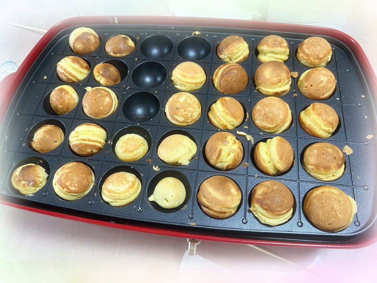 たこ焼きができるホットプレートが欲しくてBRUNOをゲット〜🤟🏻赤かわいい❤️！！！大優勝！！！
昨日は焼きそばやって、今日はベビーカステラパーティーだーい🥳(たこ焼きやらんのかい←)