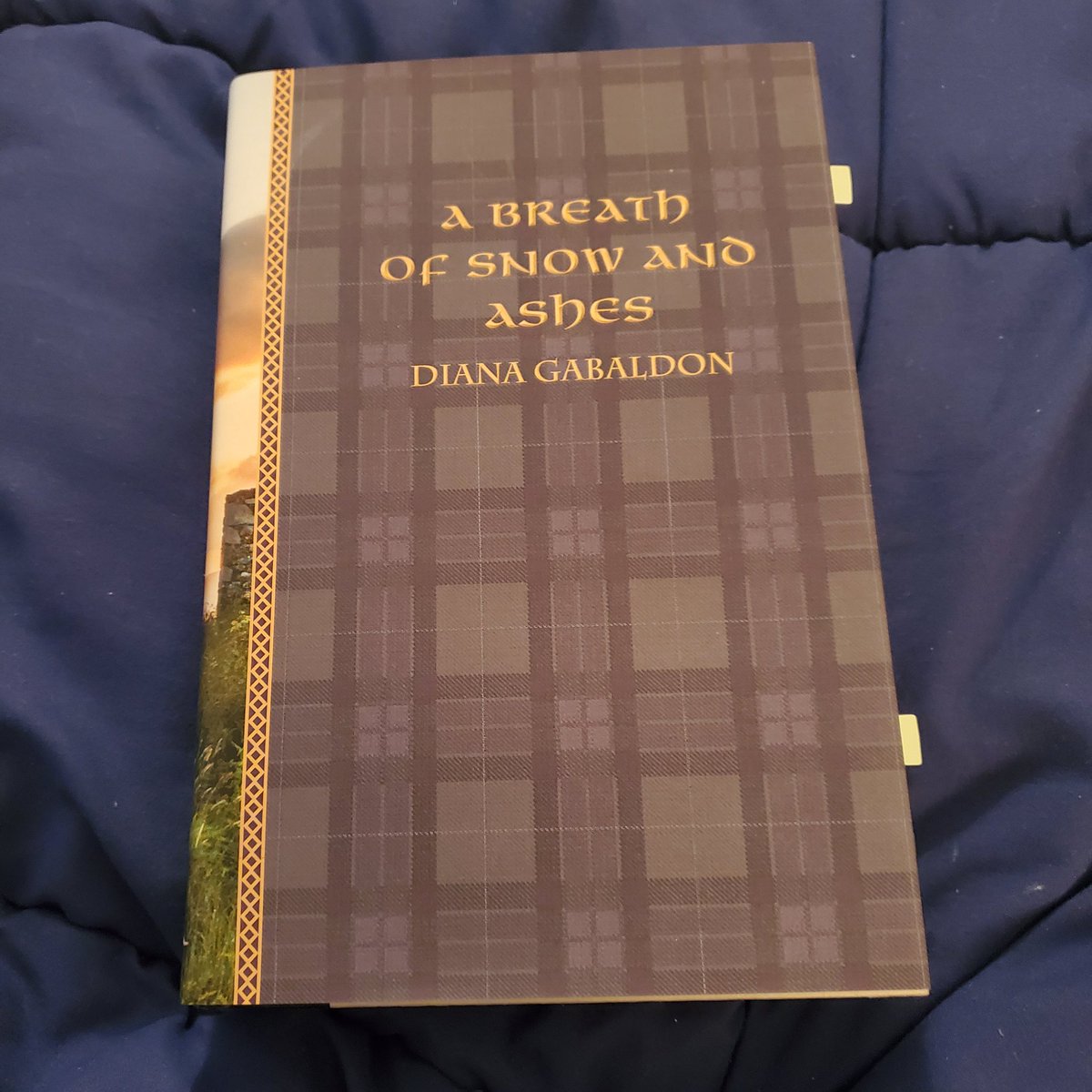 Finished my reread of A Breath of Snow and Ashes by Diana Gabaldon today. That book will live rent free in my brain for a long time. Heres my full spoiler free review goodreads.com/review/show/77…