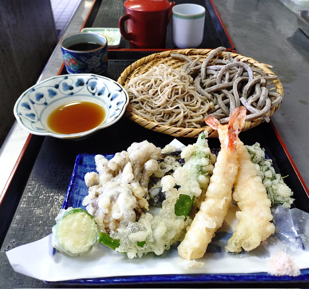 海老2本天ざる蕎麦です
十割蕎麦と
粗挽き田舎蕎麦の
合盛蕎麦です
粗挽き田舎蕎麦も
十割で打っています
秋の新蕎麦です
日本国産のみ使用
科学調味料使いません
📞027-364−4474
定休日(火)
営業11時30分〜
蕎麦売り切れで閉店
数量限定です
#新蕎麦 #天ざる蕎麦 #旨 
#そば処叶家 #叶家 #そば