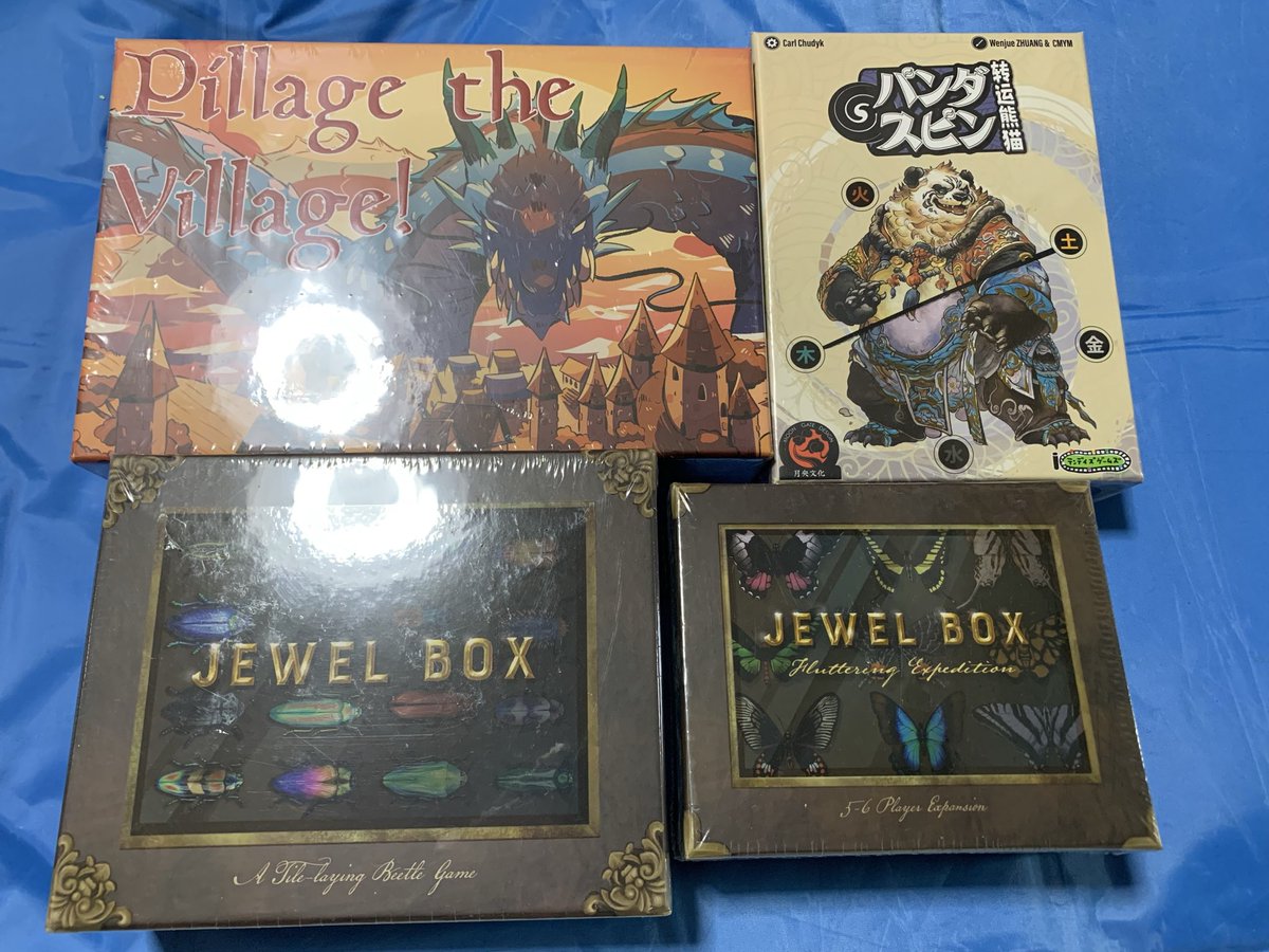 sei0217's tweet image. 本日の到着物。

パンダスピンは、金曜の晩に残業しながらストレスでポチポチしまくった物の一つ。あとはシタデルのペイントハンドル(L)とか白黒のスプレーとか、買い忘れていた本ね。

#Jewelbox と #PillageVillage は米密林より。
前者は以前見かけた時からデザイン的に欲しかったので。後者は勢い(